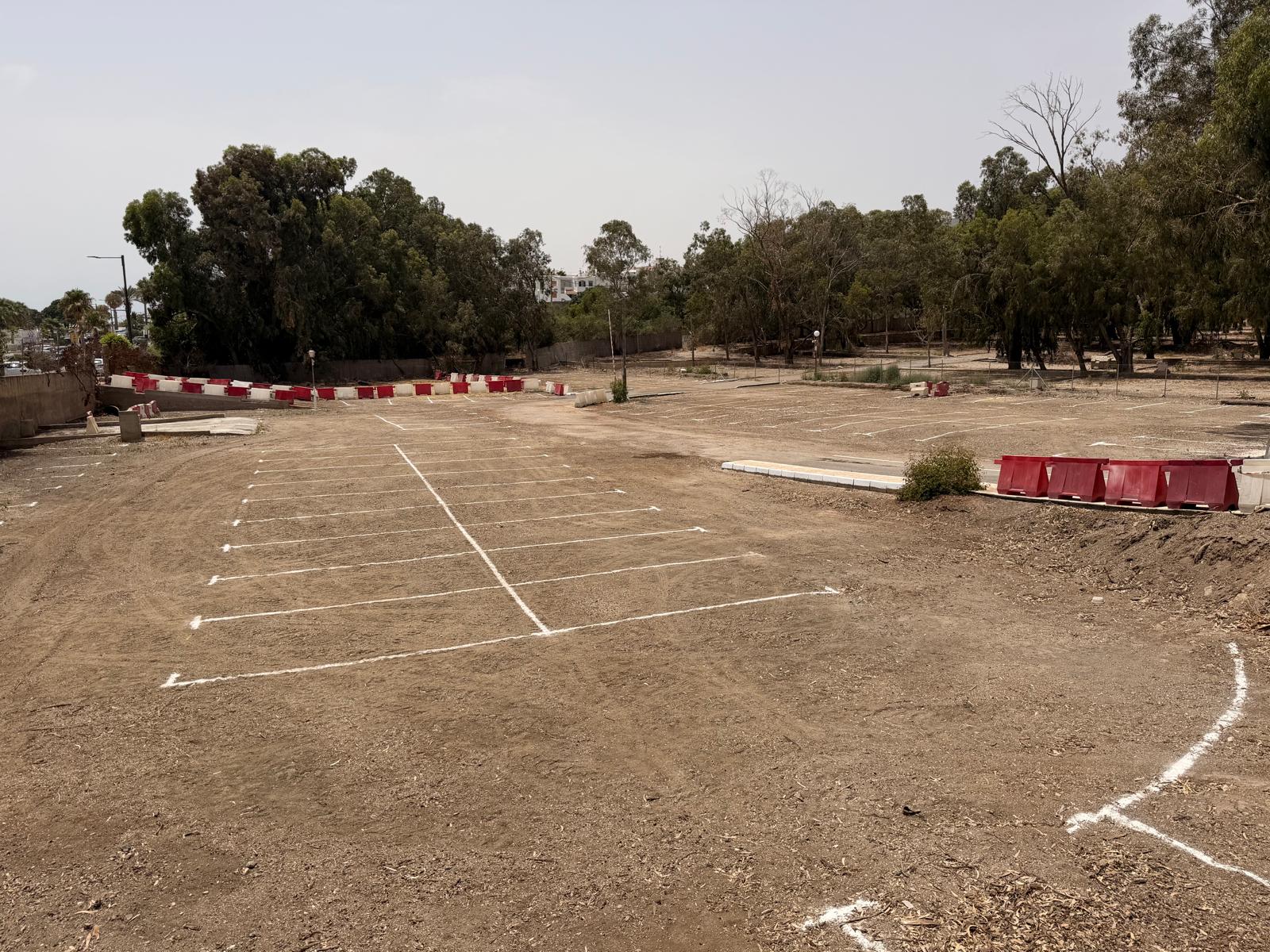  The Local Council has signed an agreement with the owners of the old El Cantal Campsite to provide residents and visitors with a new parking area that will contribute to improving traffic flow in one of the municipality’s busiest spots.